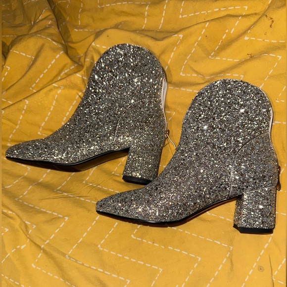 Other - NWOT GLITTERY SILVER WESTERN STYLE BOOTS 😍❤️